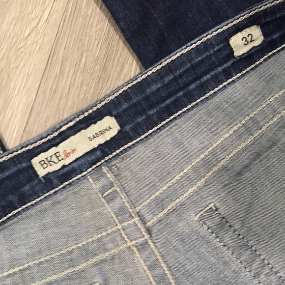 BKE DENIM SABRNA DarkWash Embroidered PicketStraight Leg Crops size 32 - Picture 4 of 11